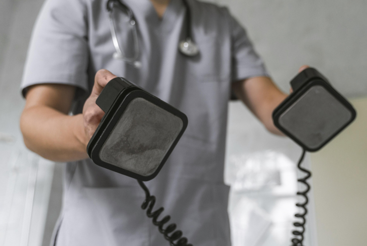 Un médecin avec un défibrilateur